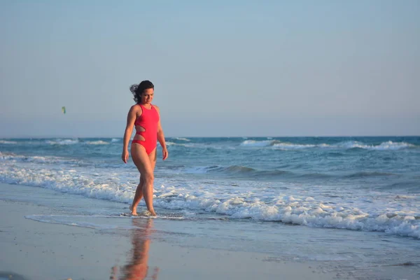 Bella Ragazza Bruna Felice Posa Sulla Spiaggia Costume Bagno Rosso — Foto Stock