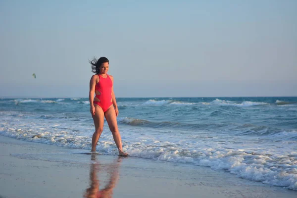 Bella Ragazza Bruna Felice Posa Sulla Spiaggia Costume Bagno Rosso — Foto Stock