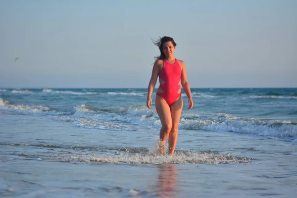 Bella Ragazza Bruna Felice Posa Sulla Spiaggia Costume Bagno Rosso — Foto Stock