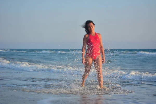Bella Ragazza Bruna Felice Posa Sulla Spiaggia Costume Bagno Rosso — Foto Stock