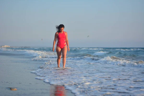 Bella Ragazza Bruna Felice Posa Sulla Spiaggia Costume Bagno Rosso — Foto Stock