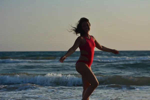 Bella Ragazza Bruna Felice Posa Sulla Spiaggia Costume Bagno Rosso — Foto Stock