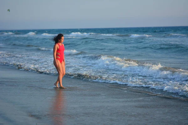 Bella Ragazza Bruna Felice Posa Sulla Spiaggia Costume Bagno Rosso — Foto Stock