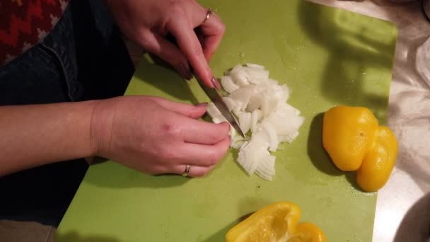 Γυναικεία Χέρια Κοπής Λαχανικών Πιπεριές Ντομάτες — Αρχείο Βίντεο