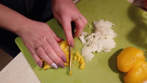 Женские Руки Режут Овощи Перец Помидоры — стоковое видео