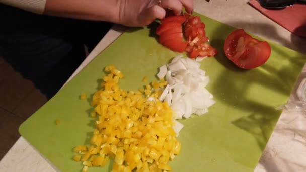 Mãos Femininas Cortando Legumes Pimentas Tomates — Vídeo de Stock