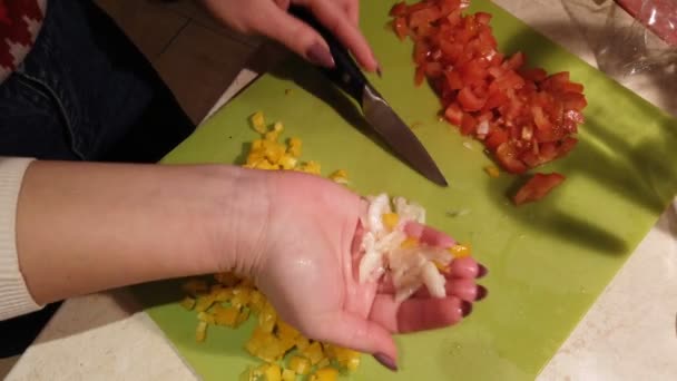 Las Manos Femeninas Cortan Verduras Pimientos Tomates — Vídeos de Stock