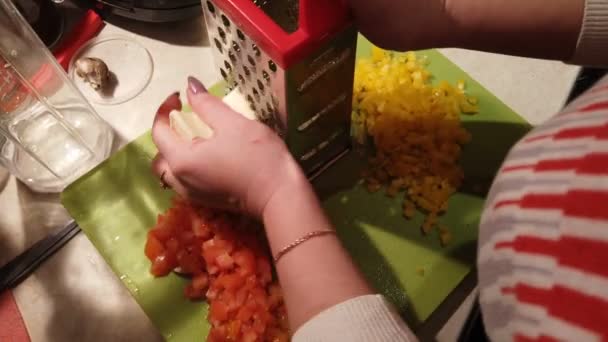 Κορίτσι Στην Κουζίνα Τρίβει Τυρί Στον Τρίφτη — Αρχείο Βίντεο