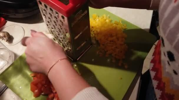 Chica Cocina Frota Queso Rallador — Vídeo de stock