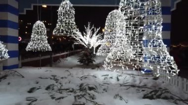 Sokak dekoratif Noel çelenkleri. Yeni yıl ve Noel kutlaması.