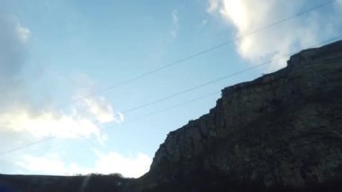 Elbruz dağlarının yolda. Arabanın penceresinden görüntülemek.