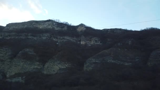 穿过埃尔布鲁斯山的路 从车窗看风景 — 图库视频影像