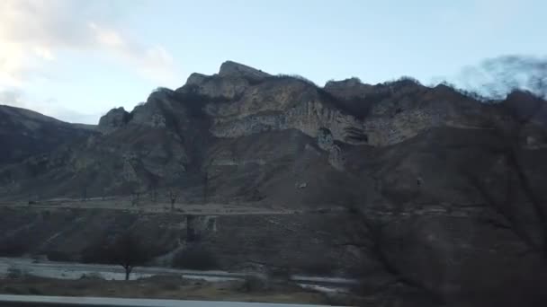 車の窓から エルブラス山ビューの山を通る道路 — ストック動画