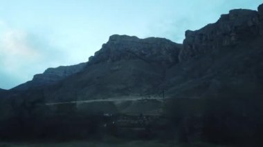 Arabanın penceresinden Elbrus görünümünün dağ yolu.