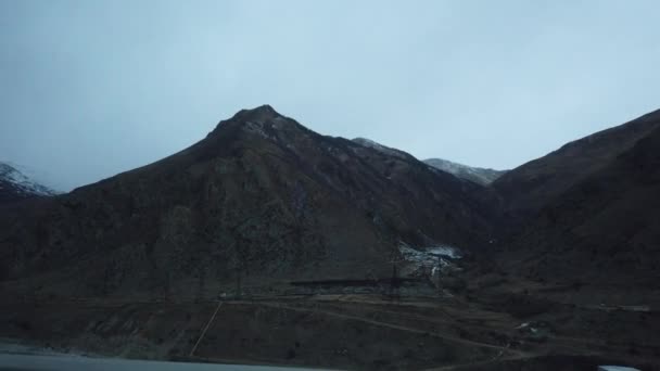 Camino Través Las Montañas Elbrus Vista Desde Ventana Del Coche — Vídeos de Stock