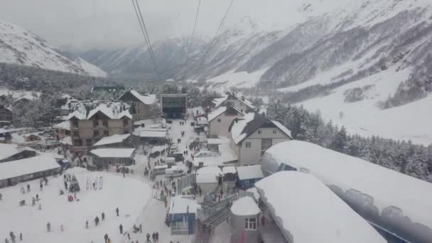 滑雪搬上山与椅 — 图库视频影像