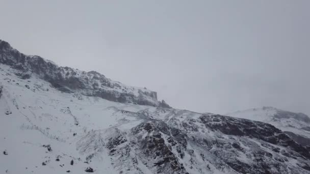 雪の山を見下ろす — ストック動画