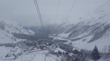 Chairlift ile dağa taşıma snowboarder
