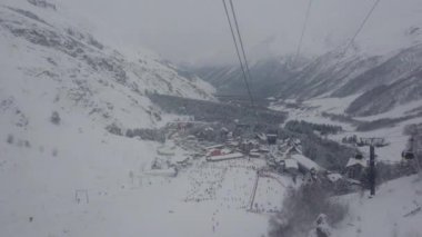 Chairlift ile dağa taşıma snowboarder