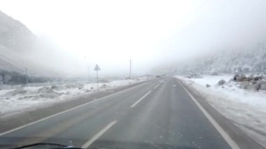Dağ yolu kar olur Pov kış araba