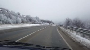 Dağ yolu kar olur Pov kış araba