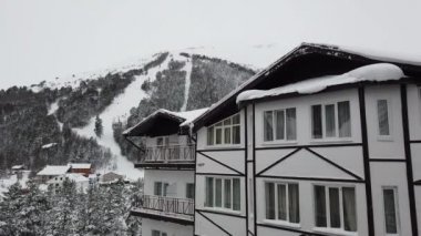 Havadan görünümü bir evin dağlarda. Kar. Kış.