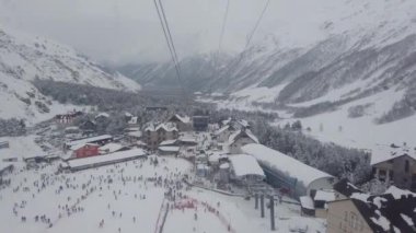 Chairlift ile dağa taşıma snowboarder