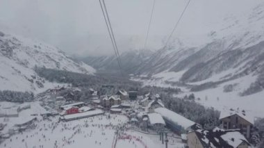 Chairlift ile dağa taşıma snowboarder