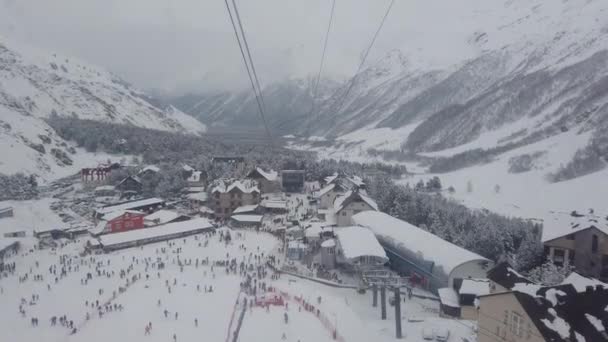 Snowboarder subiendo la montaña con el telesilla — Vídeo de stock