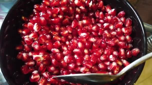 Graines de grenade sur plaque 