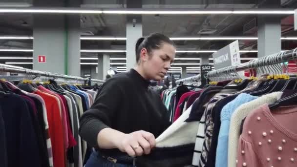 Chica Compras Retrato Una Hermosa Mujer Tienda Ropa Chica Morena — Vídeo de stock