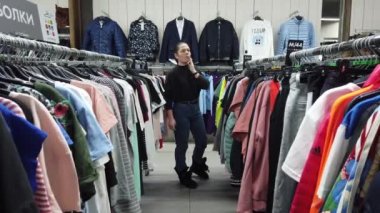 Alışveriş kız. Giyim Mağazası içinde güzel bir kadın portresi. Şık giysiler içinde moda kadın.