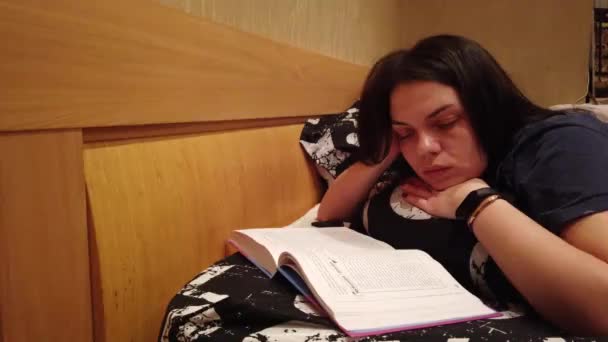 Bella Ragazza Bruna Sdraiata Sul Letto Con Libro Leggere — Video Stock