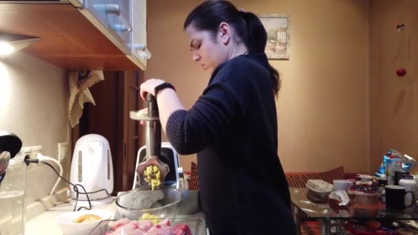 女性はミンチ肉にそれを回す肉挽き機で磨く 肉を置く — ストック動画