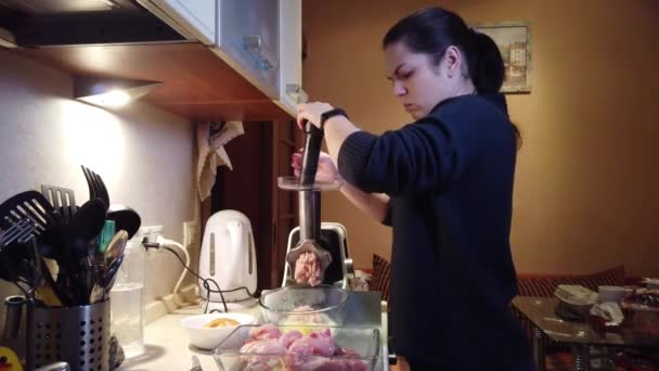 女性はミンチ肉にそれを回す肉挽き機で磨く 肉を置く — ストック動画