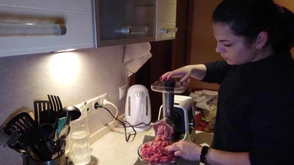 一个女人把肉放在磨肉机和磨碎机里 把它变成肉末 — 图库视频影像