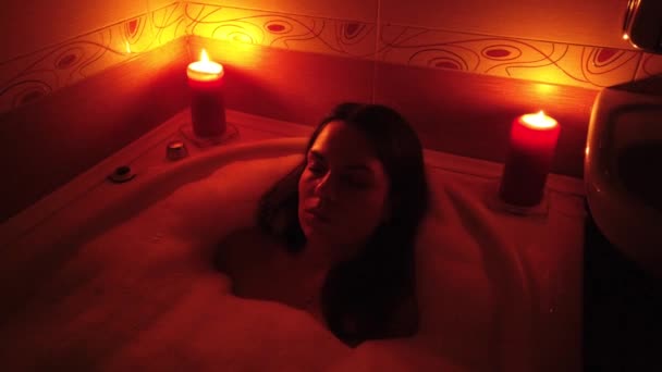 Attraente Giovane Donna Che Bagno Bolle Bruciando Candele — Video Stock