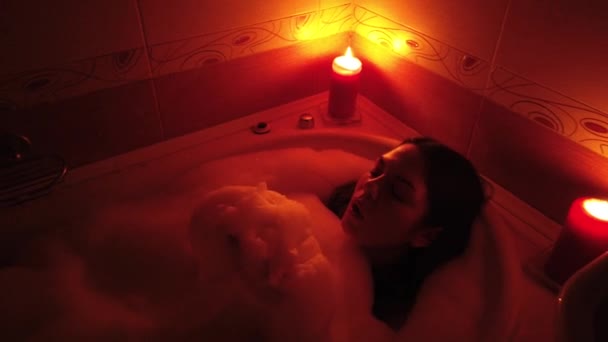 Atrakcyjna Młoda Kobieta Biorąc Kąpiel Perełkowa Paląc Świece — Wideo stockowe