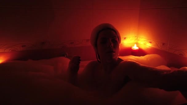 Attrayant Jeune Femme Prenant Bain Moussant Brûlant Des Bougies — Video