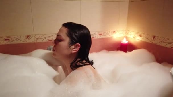 Приваблива Молода Жінка Приймає Бульбашкову Ванну Спалюючи Свічки — стокове відео