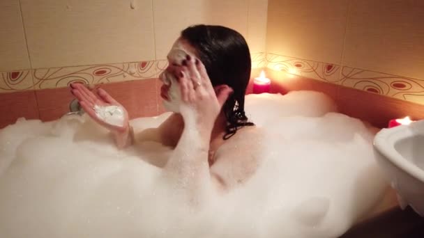 Mujer Tomando Baño Bañera Cuarto Baño Ella Aplicación Facial Máscara — Vídeos de Stock
