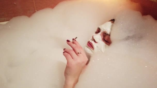 Girl Clay Mask Face Smoking Smokes Cigarettes Bathroom Filled Foam — Stock Video