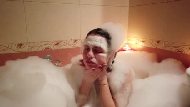 Donna Che Bagno Nella Vasca Bagno Bagno Lei Aplying Maschera — Video Stock