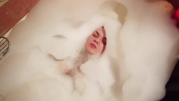 Atractiva Joven Mujer Tomando Baño Burbujas Por Quema Velas — Vídeo de stock