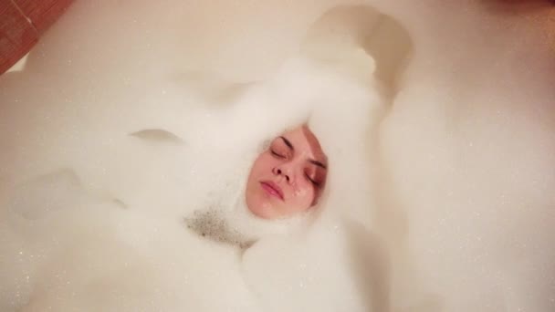 Jovem Atraente Tomando Banho Espuma Queimando Velas — Vídeo de Stock