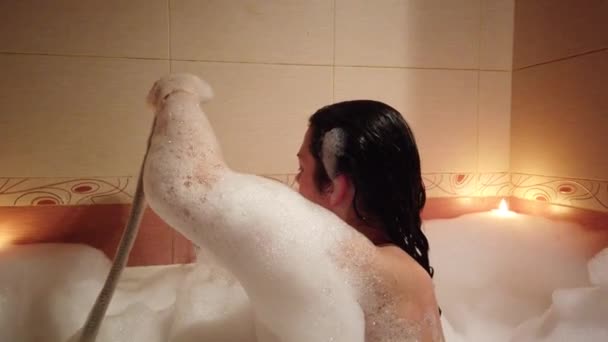 Jovem Atraente Tomando Banho Espuma Queimando Velas — Vídeo de Stock