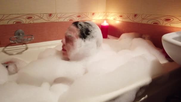 Morena Joven Tomando Baño Soplando Una Gran Cantidad Espuma Cuarto — Vídeos de Stock