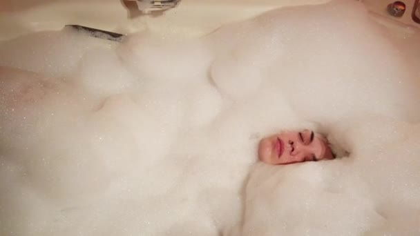 Brunette Fiatal Vesz Egy Fürdőt Fúj Egy Csomó Hab Fürdőszobában — Stock videók
