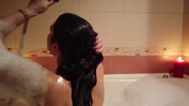 Morena Joven Tomando Baño Soplando Una Gran Cantidad Espuma Cuarto — Vídeos de Stock