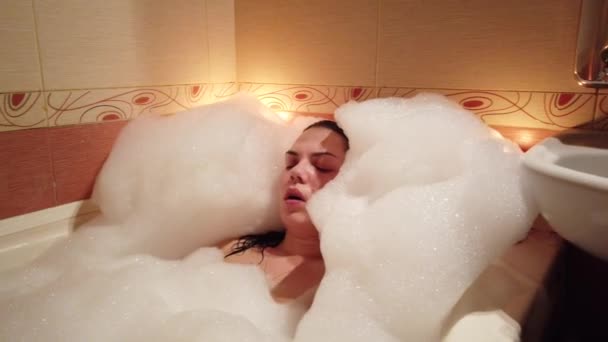 Brunette Jeune Femme Prenant Bain Soufflant Beaucoup Mousse Dans Salle — Video